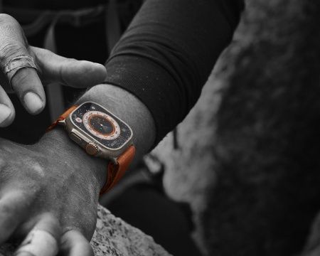 Apple Watch Ultra 49 мм, ремешок Alpine оранжевого цвета, размер S
